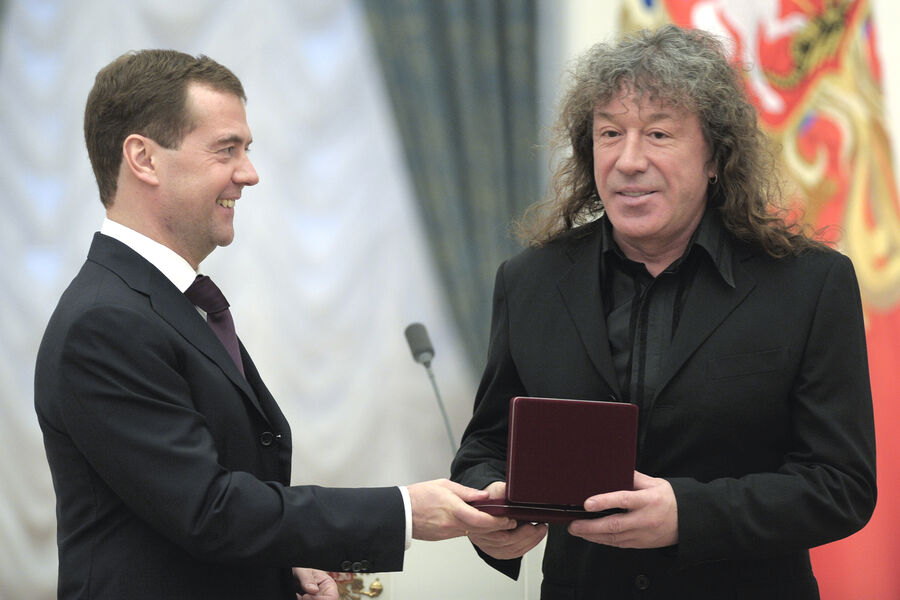 Президент России Дмитрий Медведев и народный артист РФ Владимир Кузьмин (слева направо), 21&nbsp;февраля 2011&nbsp;года