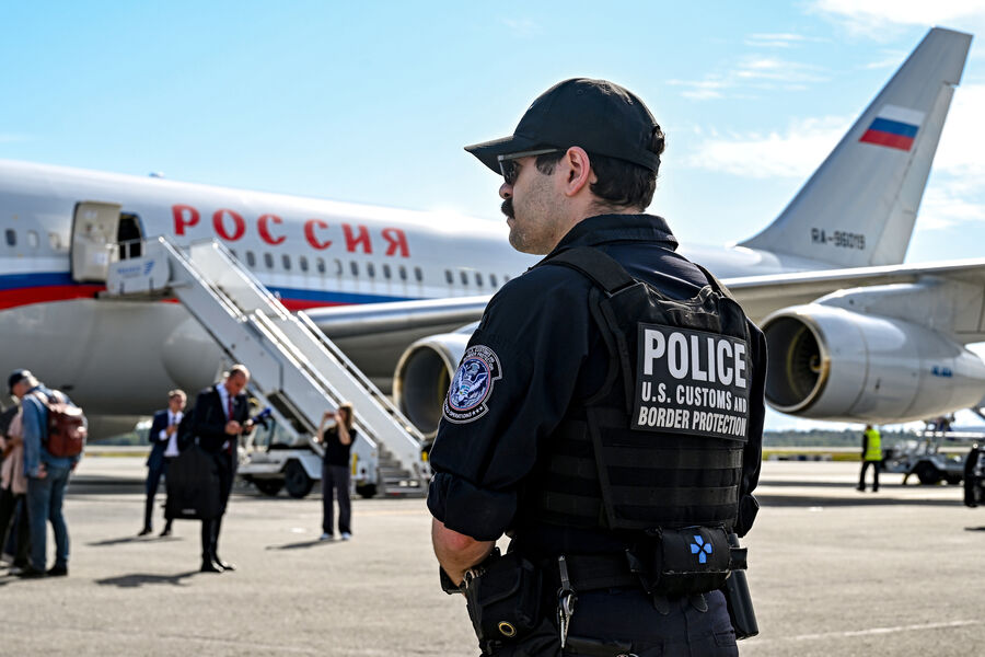 Сотрудник полиции на&nbsp;фоне самолета Ил-96-300 специального летного отряда &laquo;Россия&raquo;, вылетевшего из&nbsp;московского аэропорта &laquo;Внуково&raquo;, в&nbsp;Международном аэропорту Анкоридж имени Теда Стивенса, 14&nbsp;августа 2025&nbsp;года