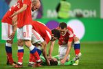 Вратарь сборной России Андрей Лунев (в центре) в товарищеском матче между сборными командами России и Испании.