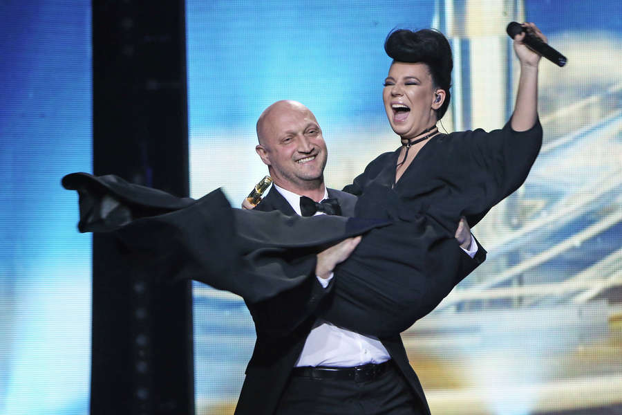 Певица Елка (Елизавета Иванцив) и ведущий церемонии актер Гоша Куценко на&nbsp;церемонии вручения национальной премии в&nbsp;области радиовещания &laquo;Радиомания 2015&raquo; на&nbsp;сцене &laquo;Крокус Сити Холл, 2016&nbsp;год 