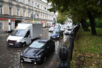 Автомобили во время ливня в Москве, 18 июля 2023 года