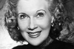 <b>Любовь Орлова (1902—1975)</b><br><br>
Главная звезда советского кино 1930-х и 1940-х, она прославилась благодаря знаменитым фильмам своего второго мужа Григория Александрова «Веселые ребята», «Волга-Волга», «Цирк», «Весна». Орлова была дворянкой по происхождению, в начале 20-х работала тапером в кинотеатрах Москвы, ее первый муж в 1930 году был арестован и сослан в Казахстан. Оставшись одна, будучи артисткой кордебалета Музыкального театра Немировича-Данченко, она поразила своим талантом и энергией Александрова и получила главную роль в его фильме «Веселые ребята».
Любовь Орлова была по-настоящему народной артисткой — живой, теплой, искренней. Она профессионально пела, танцевала, играла на фортепиано и даже исполняла акробатические трюки. Во время войны Орлова регулярно выступала перед солдатами на всех фронтах. Позже служила в Театре имени Моссовета и была самой скромной и доброй артисткой.