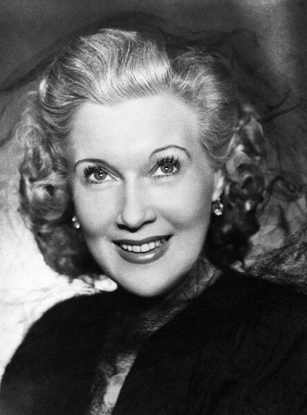 <b>Любовь Орлова (1902&mdash;1975)</b><br><br>
Главная звезда советского кино 1930-х и 1940-х, она прославилась благодаря знаменитым фильмам своего второго мужа Григория Александрова «Веселые ребята», «Волга-Волга», «Цирк», «Весна». Орлова была дворянкой по&nbsp;происхождению, в&nbsp;начале 20-х работала тапером в&nbsp;кинотеатрах Москвы, ее первый муж в&nbsp;1930 году был арестован и сослан в&nbsp;Казахстан. Оставшись одна, будучи артисткой кордебалета Музыкального театра Немировича-Данченко, она поразила своим талантом и энергией Александрова и получила главную роль в&nbsp;его фильме «Веселые ребята».
Любовь Орлова была по-настоящему народной артисткой &mdash; живой, теплой, искренней. Она профессионально пела, танцевала, играла на&nbsp;фортепиано и даже исполняла акробатические трюки. Во время войны Орлова регулярно выступала перед&nbsp;солдатами на&nbsp;всех фронтах. Позже служила в&nbsp;Театре имени Моссовета и была самой скромной и доброй артисткой.