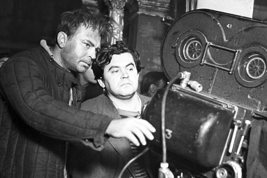 <b>«Судьба человека» (1959, актер и режиссер)</b>
<br><br>
Рассказ Шолохова был основан на&nbsp;истории человека, с&nbsp;которым он познакомился еще в&nbsp;1946-м, но написал и опубликовал его только через&nbsp;десять лет, во время Оттепели. Сергей Бондарчук, известный уже актер, прочитав его, загорелся идеей снять фильм. Он уговорил Шолохова дать согласие на&nbsp;съемки.
Съемки фильма об искалеченных войной судьбах людей были тяжелыми &mdash; эмоционально. Во время создания сцены расстрела пленных у&nbsp;старого храма в&nbsp;Воронежской области съемочную группу окружила толпа местных жителей. Когда раздался залп, одна из&nbsp;женщин закричала: на&nbsp;этом месте во время войны расстреляли ее сына.
<br><br>
На&nbsp;фото: кинорежиссер, народный артист СССР Сергей Бондарчук и оператор Владимир Монахов (справа) на&nbsp;съемках художественного фильма &laquo;Судьба человека&raquo; на&nbsp;киностудии &laquo;Мосфильм&raquo;, 1&nbsp;апреля 1960&nbsp;года