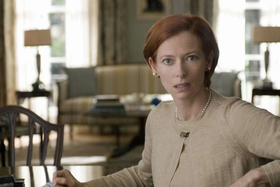 &laquo;После прочтения сжечь&raquo; (2008)
<br><br>
После увольнения из&nbsp;ЦРУ аналитик Осборн Кокс (Джон Малкович) пишет скандальные мемуары, но его жена, холодная и расчетливая Кэти Кокс (Тильда Суинтон), крадет файлы, чтобы использовать их в&nbsp;бракоразводном процессе. В&nbsp;итоге диск с&nbsp;мемуарами попадает в&nbsp;руки двух недалеких фитнес-тренеров (Брэд Питт и Фрэнсис Макдорманд), которые решает с&nbsp;его помощью шантажировать &laquo;государство&raquo; и запускают цепочку нелепых и абсурдных событий. Так рождается культовая черная комедия братьев Коэнов &mdash; блестящая сатирическая история о&nbsp;глупости, амбициях и случайностях, где никто не понимает, что вообще происходит.
