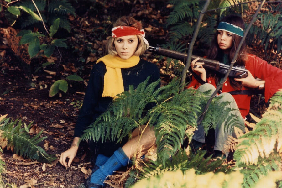 <b>«Уикэнд» (1967) </b><br><br>
Эта картина поставлена по&nbsp;мотивам новеллы Хулио Кортасара «Южное шоссе». Она рассказывает о&nbsp;супружеской паре, Ролане и Корин, которые отправляются за&nbsp;город. Они намерены убить отца Корин и получить наследство. Поездка становится сюрреалистическим приключением; и очень кровавым &mdash; с&nbsp;авариями, финальным нападением хиппи-каннибалов. А по&nbsp;сути &mdash; это жесткая и запоминающаяся критика общества потребления.
