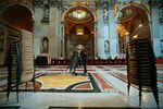 Рабочие расставляют стулья в&nbsp;Соборе святого Петра в&nbsp;Ватикане