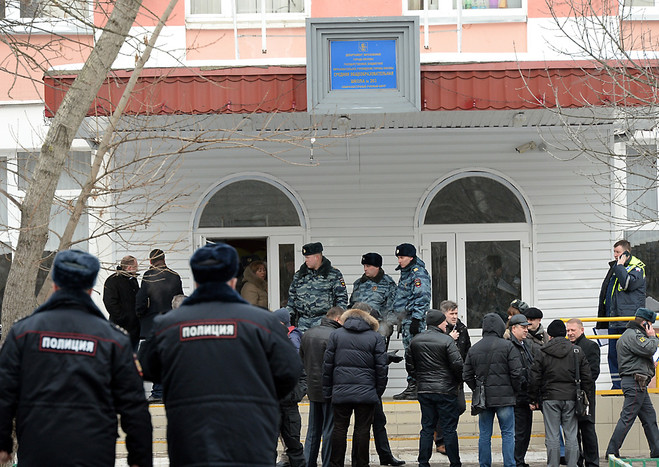 Сотрудники полиции возле московской школы №263