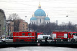 Автомобиль специальных служб на набережной реки Фонтанки, где в здании «Лениздата» произошел пожар