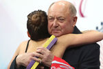 О величии Алексея Мишина в очередной раз говорили после чемпионата Европы — 2019 в Минске. В женском одиночном катании его подопечная Софья Самодурова, не обладая арсеналом технических элементов наивысшего класса, смогла завоевать золотую медаль, оставив позади себя олимпийскую чемпионку Алину Загитову. На фото: российская спортсменка Софья Самодурова и тренер Алексей Мишин, 2019 год 