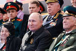 Президент РФ Владимир Путин на параде, посвященном 77-й годовщине Победы в Великой Отечественной войне, на Красной площади, 9 мая 2022 года
