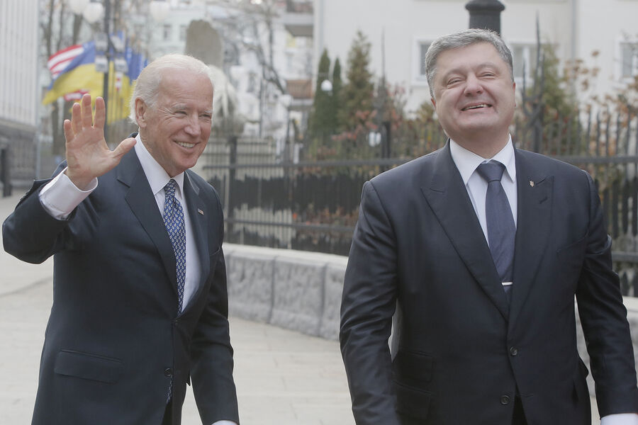Президент Украины Петр Порошенко (справа) и вице-президент США Джо Байден во время встречи в&nbsp;Киеве, Украина, 7&nbsp;декабря 2015&nbsp;года