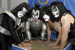 Группа Kiss, гитарист Пол Дэниел-Эйс-Фрейли, вокалист и басист Джин Симмонс, гитарист Пол Стэнли и барабанщик Питер Крисс, отпечатывают ладони для мюнхенской Аллеи звезд в 2008 году