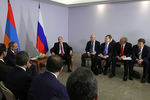 Президент России Владимир Путин и премьер-министр Армении Никол Пашинян во время встречи, 14 мая 2018 года