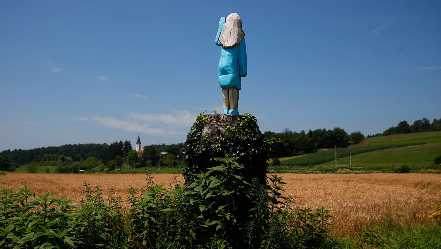 Скульптура Меланьи Трамп на&nbsp;окраине её родного города Севницы, 7 июля 2019 года