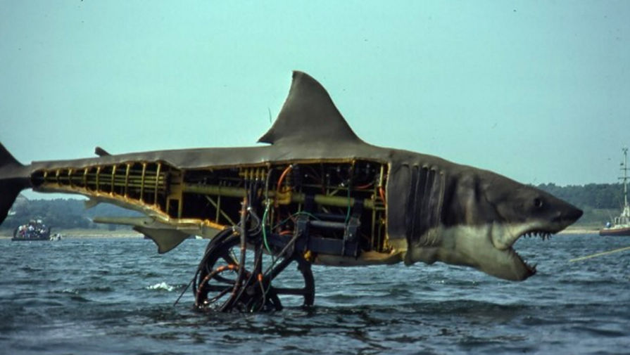 Механизм часто давал сбой, что порой приводило к&nbsp;комическим ситуациям &ndash; так, однажды акула «поймала» голову Джорджа Лукаса, заглянувшего на&nbsp;съемочную площадку. 