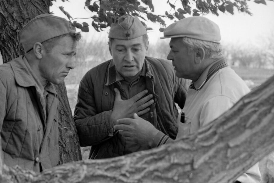 <b>Василий Шукшин в&nbsp;роли рядового Лопахина, Вячеслав Тихонов (рядовой Стрельцов) и режиссер Сергей Бондарчук на&nbsp;съемках фильма «Они сражались за&nbsp;Родину» (1975)</b>
<br><br>
У&nbsp;Василия Шукшина были дружеские отношения с&nbsp;Сергеем Бондарчуком, который поддержал коллегу во время перехода на&nbsp;киностудию «Мосфильм» и при&nbsp;сдаче картины «Калина красная». Сергей Федорович очень хотел поработать с&nbsp;Шукшиным и предложил ему роль рядового Лопахина в&nbsp;военной драме «Они сражались за&nbsp;Родину». На&nbsp;тот момент Василий Макарович был поглощен идеей экранизации своего романа «Я пришел дать вам волю» о&nbsp;Степане Разине, но после прочтения сценария согласился на&nbsp;предложение. Ему особенно был интересен опыт Бондарчука в&nbsp;съемках массовых сцен, который мог пригодиться в&nbsp;работе над&nbsp;собственным фильмом.
