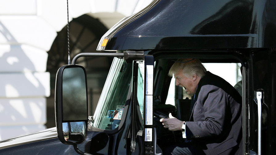 Президент США Дональд Трамп в кабине тягача перед мероприятием в Белом доме, март 2017 года