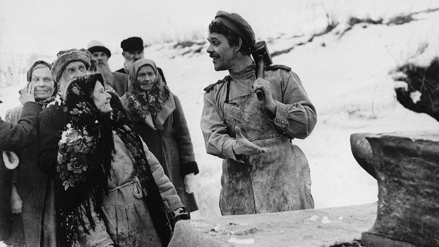 Сцена из&nbsp;художественного фильма &laquo;Небывальщина&raquo; режиссера Сергея Овчарова. Алексей Булдаков в&nbsp;роли солдата (справа), 1985 год 