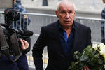 Актер Сергей Гармаш перед церемонией прощания с художественным руководителем театра «Ленком», режиссером Марком Захаровым у театра «Ленком», 1 октября 2019 года 