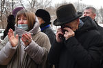 Актер Иван Краско во время выноса гроба с телом народной артистки РСФСР Нины Ургант после церемонии прощания в Александринском театре в Санкт-Петербурге, 8 декабря 2021 года