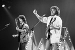 Солист рок-группы «Машина времени» Андрей Макаревич (признан в РФ иностранным агентом) и бас-гитарист Александр Кутиков на съемках новогодней телевизионной передачи «Голубой огонек», 1987 год