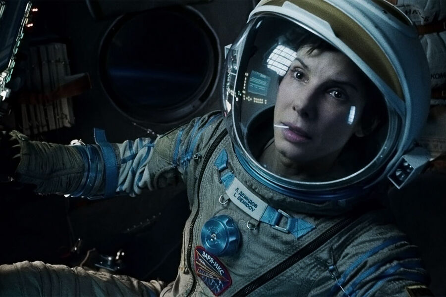 <b>«Гравитация», Альфонсо Куарон (2013)</b>
<br><br>
Фантастический триллер «Гравитация» рассказывает историю астронавтов Райан Стоун (Буллок) и Мэтта Ковальски (Джордж Клуни), которые после аварии своего шаттла оказываются в&nbsp;открытом космосе безо всякой надежды на&nbsp;спасение.
<br><br>
Перед&nbsp;началом съемок Буллок шесть месяцев работала над&nbsp;своей физической формой — в&nbsp;частности, над&nbsp;дыханием, которое, по&nbsp;мнению режиссера картины, стало важнейшим аспектом ее игры. После выхода фильма в&nbsp;прокат друг Куарона Джеймс Кэмерон заявил, что работа, которую проделала Буллок, впечатлила его больше, чем технологии, использовавшиеся во время съемок. За&nbsp;роль в&nbsp;«Гравитации» актриса была номинирована на&nbsp;«Оскар», получила премию «Сатурн» и номинации на&nbsp;«Золотой глобус», Премию гильдии киноактеров и BAFTA.
