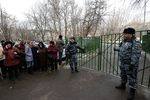Сотрудники полиции возле московской школы №263