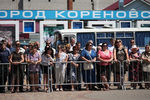 Жители города на церемонии прощания с погибшим в Сирии российским военным летчиком-инструктором Ряфагатем Хабибуллиным в городе Кореновске