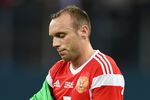 Игрок сборной России Денис Глушаков надевает футболку вратаря сборной России Владимира Габулова в товарищеском матче между сборными командами России и Испании.