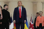 Во время общего фото перед переговорами с участием президента США Дональда Трампа, президента Украины Владимира Зеленского и европейских лидеров в Белом доме, США, 18 августа 2025 года