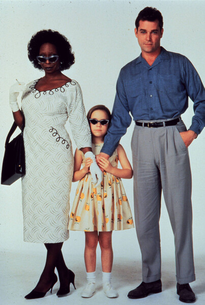 <b>«Коррина, Коррина» (1994)</b>
<br><br>
История — действительно наивная. Конец 50-х. Молодой вдовец (Рэй Лиотта), отец маленькой дочери, которая из-за смерти матери отказывается говорить, нанимает домохозяйку и няню (Вупи Голдберг). Женщине удается быстро установить контакт с&nbsp;ребенком — они становятся друг другу родными людьми. И пусть все дети в&nbsp;белой школе смеются над&nbsp;девочкой, которая считает чернокожую няню членом семьи. Любовь победит предрассудки.