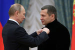 Владимир Путин и телеведущий Владимир Соловьев на церемонии вручения государственных наград в Кремле, 2013 год