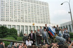 19 августа 1991 года. Защитники демократии у здания Верховного Совета РСФСР. Борис Ельцин с башни танка обращается к народу. Виктор Золотов — самый верхний