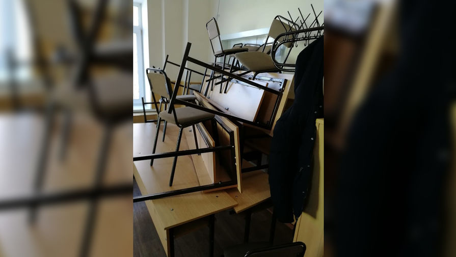 На&nbsp;месте стрельбы в&nbsp;колледже в&nbsp;центре Благовещенска, 14 ноября 2019 года

