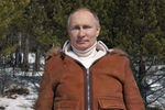 Президент России Владимир Путин во время прогулки в тайге в Сибирском федеральном округе, 21 марта 2021 года