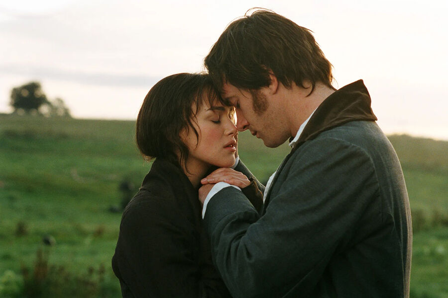 <b>«Гордость и предубеждение» (2005), Кира Найтли и Мэтью Макфэдьен</b>
<br><br>
Любая экранизация романа Джейн Остин заставляет сердце биться быстрее. Уж очень хочется, чтобы герои отринули условности и отдались настоящему чувству. Поцелуй Элизабет Беннет и мистера Дарси — именно об этом. Разве не прекрасно, когда любовь побеждает?
