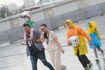 Горожане во время ливня в Москве, 15 июля 2025 года