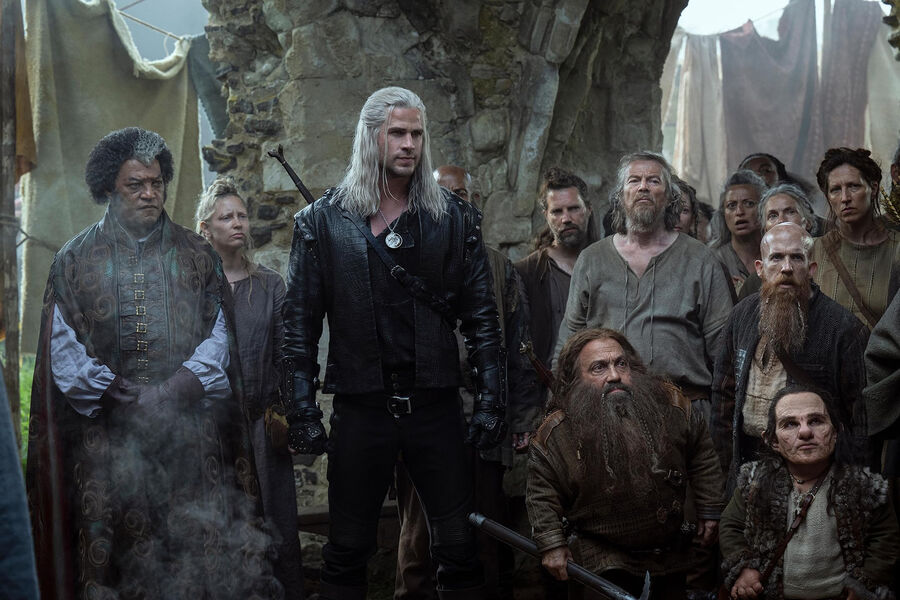 <b>«Ведьмак» (The Witcher) — 4&nbsp;сезон, созд. Лорен Шмидт Хиссрик</b>
<br><br>
<b>Где и когда смотреть:</b> на&nbsp;Netflix — с&nbsp;30 октября
<br><br>
Возвращение фэнтези-саги по&nbsp;книгам Анджея Сапковского об охотнике на&nbsp;чудовищ. В&nbsp;новых сериях роль ведьмака Геральта исполнил Лиам Хемсворт, который пришел на&nbsp;смену выбывшему Генри Кавиллу. Основой четвертого — предпоследнего — сезона стал роман «Крещение огнем».
