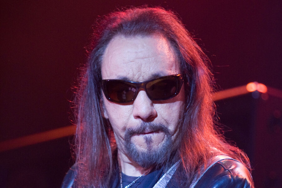 Гитарист группы Kiss Эйс Фрейли во время выступления в&nbsp;поддержку своего первого сольного альбома «Anomaly» в&nbsp;Кливленде, штат Огайо, 11&nbsp;ноября 2009&nbsp;года