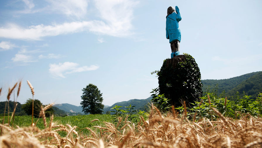 Скульптура Меланьи Трамп на&nbsp;окраине её родного города Севницы, 7 июля 2019 года