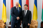 Президент Белоруссии Александр Лукашенко и президент Украины Владимир Зеленский во время встречи в Житомире, 4 октября 2019 года
