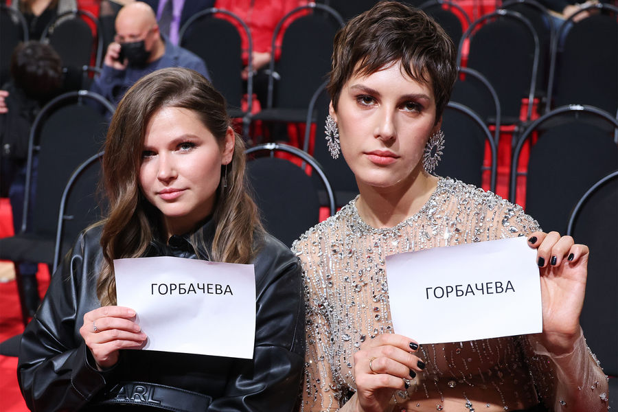 Актрисы Юлия Топольницкая и Ирина Горбачева (слева направо) перед&nbsp;началом церемонии вручения кинопремии &laquo;Золотой орел&raquo;, Москва, 28&nbsp;января 2022&nbsp;года