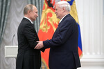 Президент РФ Владимир Путин и Николай Рыжков, удостоенный звания Героя труда Российской Федерации, на церемонии вручения государственных наград за выдающиеся достижения в области культуры, медицины, спорта, производства в Екатерининском зале Кремля, 2019 год