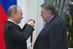 Владимир Путин награждает орденом «За заслуги перед Отечеством» III степени художественного руководителя «Московского академического театра сатиры» Александра Ширвиндта на церемонии вручения государственных наград выдающимся россиянам в Кремле, 2014 год