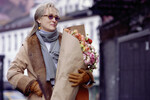 <b>«Часы» (2002)</b>
<br><br>
«Оскар» за участие в экранизации одноименного романа Майкла Каннингема ушел к Николь Кидман, исполнившей роль писательницы Вирджинии Вульф — и неузнаваемой из-за накладки для носа. Мэрил Стрип же сыграла девушку из 21 века Клариссу Вон (тезку героини романа Вульф «Миссис Дэллоуэй»), которая готовится к вечеринке в честь своего лучшего друга, больного СПИДом поэта, за которым она ухаживает уже много лет.
<br><br>
В 2003 году картина собрала девять номинаций на «Оскар» — в том числе за лучший фильм и лучшую музыку, написанную Филипом Глассом.
