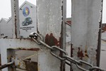 На вход завода повесили тяжелые цепи. 