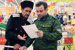 Казаки во время рейда по выявлению санкционных товаров в гипермаркете «Ашан»
