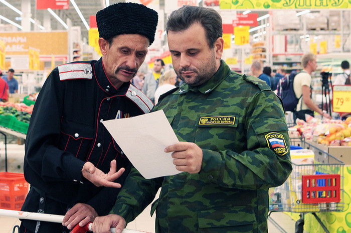 Казаки во время рейда по&nbsp;выявлению санкционных товаров в&nbsp;гипермаркете &laquo;Ашан&raquo;