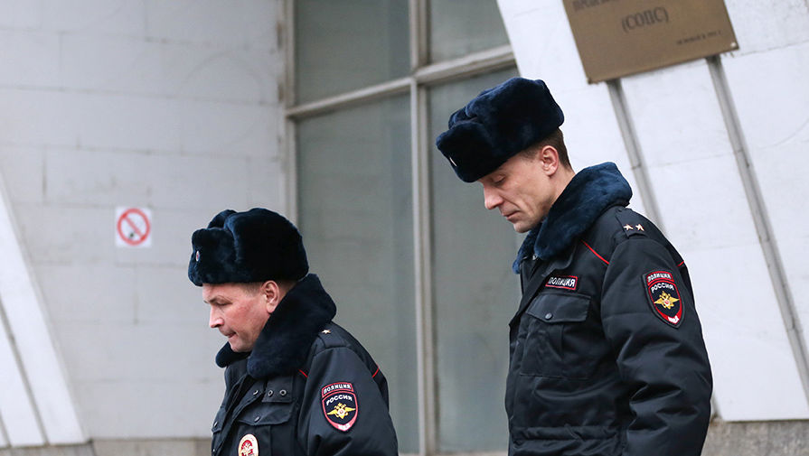 Сотрудники правоохранительных органов у офиса на улице Вавилова, где были застрелены генеральный директор компании «Мон-Компани» Николай Чалый и его заместитель Анатолий Яковин